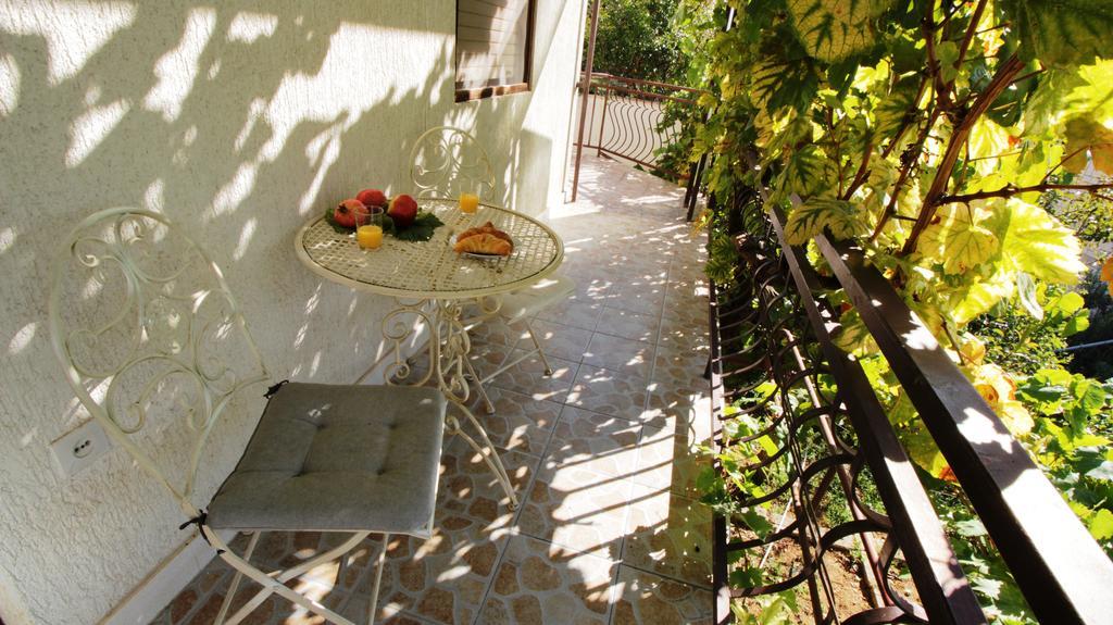 Apartments Gajo Omis Exterior photo