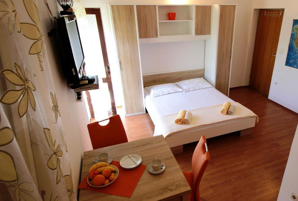 Apartments Gajo Omis Exterior photo